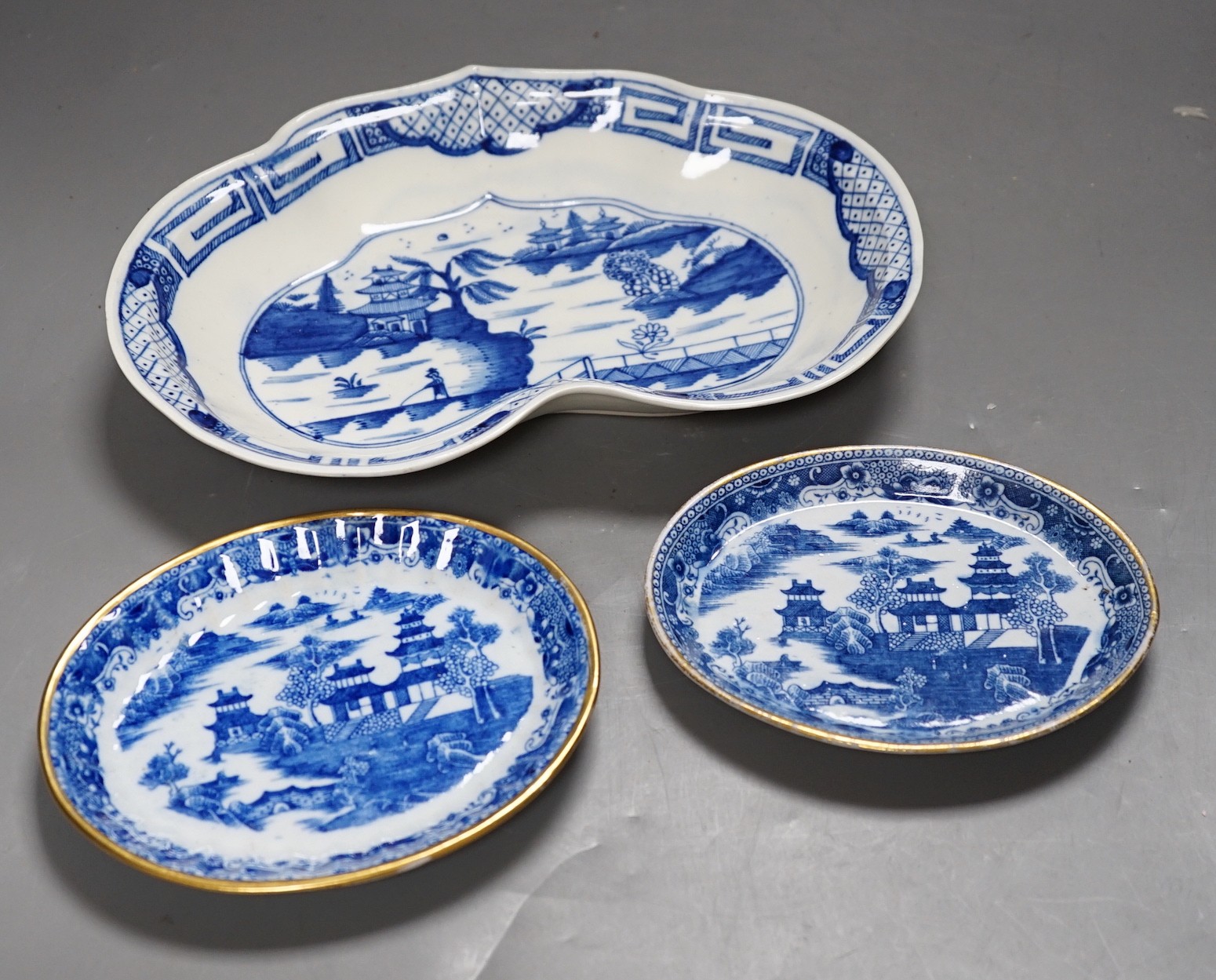 A Caughley heart shaped dish, painted with the Weir pattern, 26.5cm and two trays printed with the Scalloped Bridge pattern